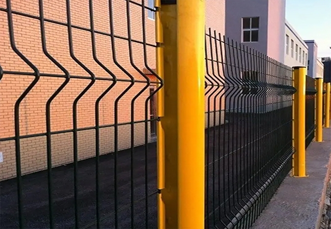 犇顶围栏｜河南省大型重工产业园桃型柱护栏定制改造应用案例